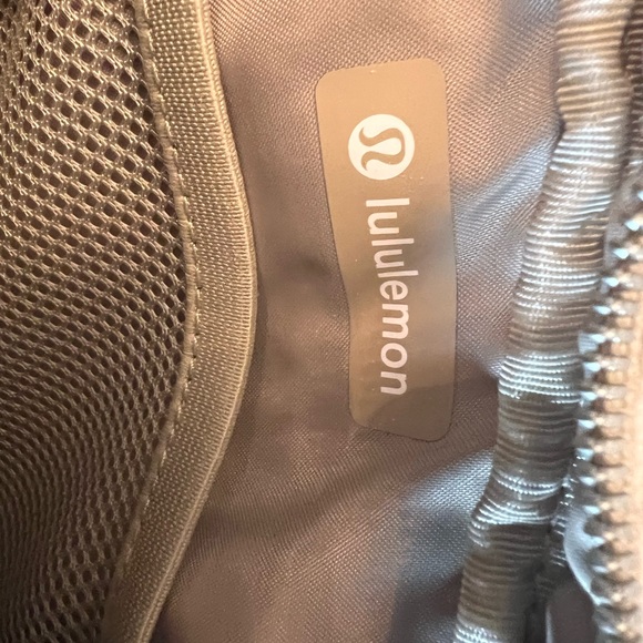 Lulu fleece belt bag . I used it for the weekend it’s in excellent condition - Picture 4 of 12